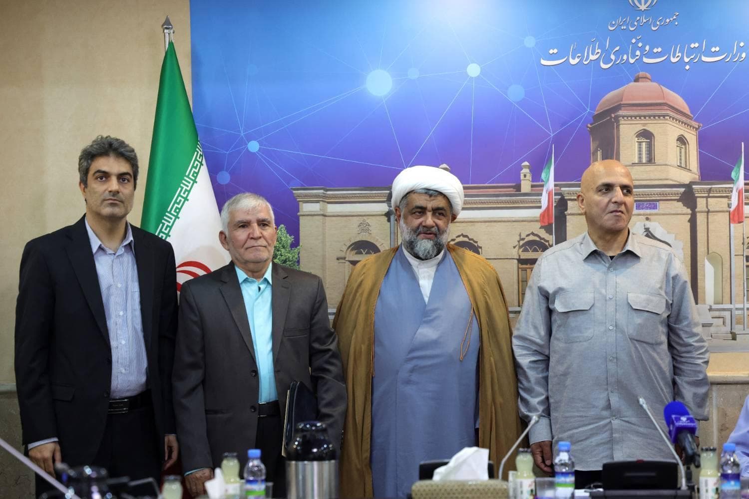 تجلیل از سال ها ایستادگی آزادگان شرکت ارتباطات زیرساخت