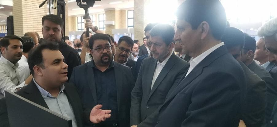 بازدید وزیر ارتباطات و استاندار اصفهان از قطب داده فولادشهر در هفته دولت