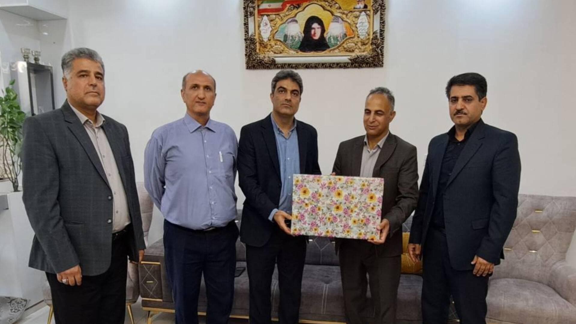 تجلیل از خانواده شهیده «کوکب دارابی» در مهران