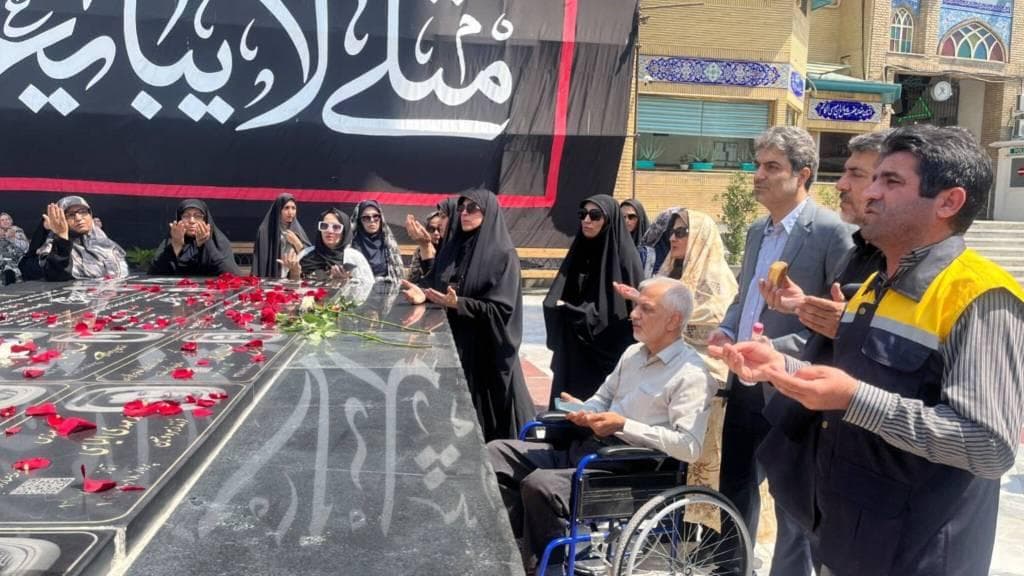 مراسم غبارروبی مزار شهدای جبهه مقاومت و شهدای هسته ای در امامزاده صالح تهران برگزار شد