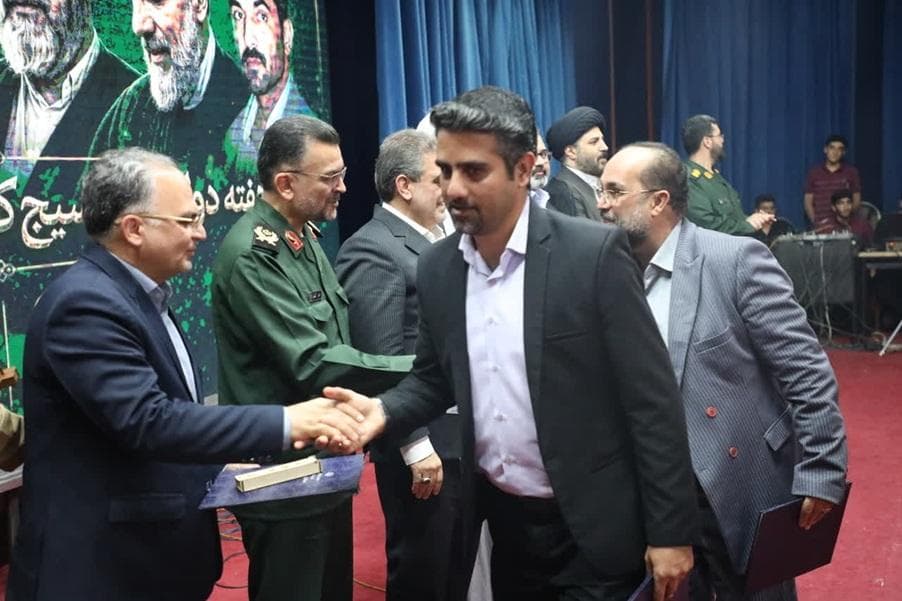 درخشش کارمند مدیریت ارتباطات زیرساخت سمنان در میان برگزیدگان هفته دولت