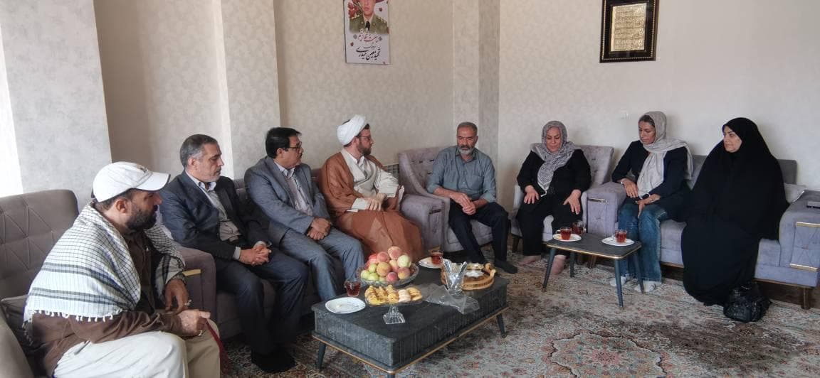 دیدار مدیر ارتباطات زیرساخت استان اصفهان با خانواده شهید سرهنگ معین حیدری در هفته دفاع مقدس دیدار مدیر ارتباطات زیرساخت استان اصفهان با خانواده شهید سرهنگ معین حیدری در هفته دفاع مقدس