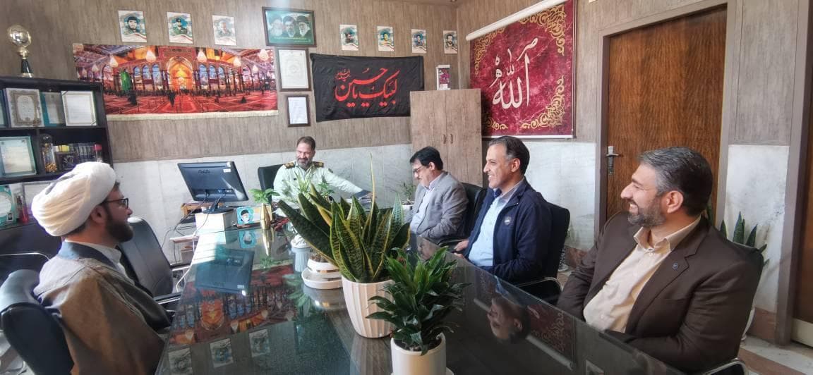 تجلیل مدیر ارتباطات زیرساخت از حافظان امنیت در کلانتری رهنان به مناسبت هفته نیروی انتظامی