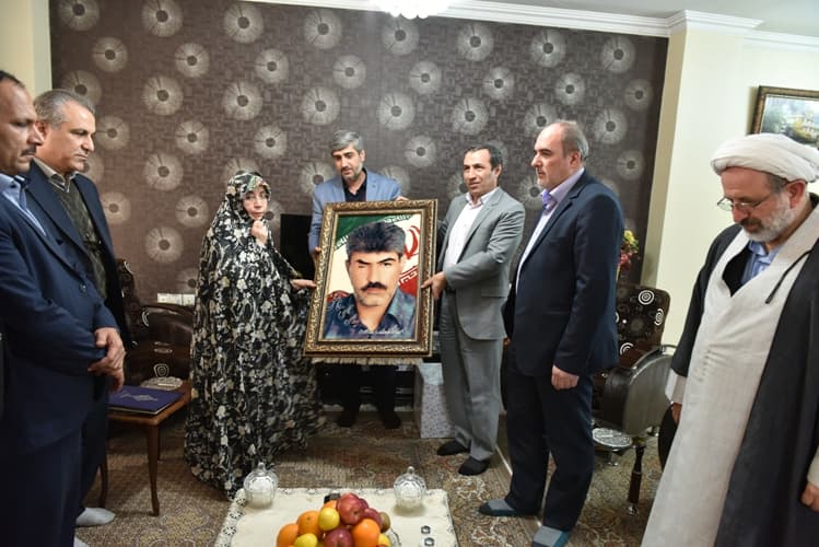 مدیر عامل شرکت ارتباطات زیرساخت با خانواده شهید محسنی فاضل دیدار کرد مدیر عامل شرکت ارتباطات زیرساخت با خانواده شهید محسنی فاضل دیدار کرد