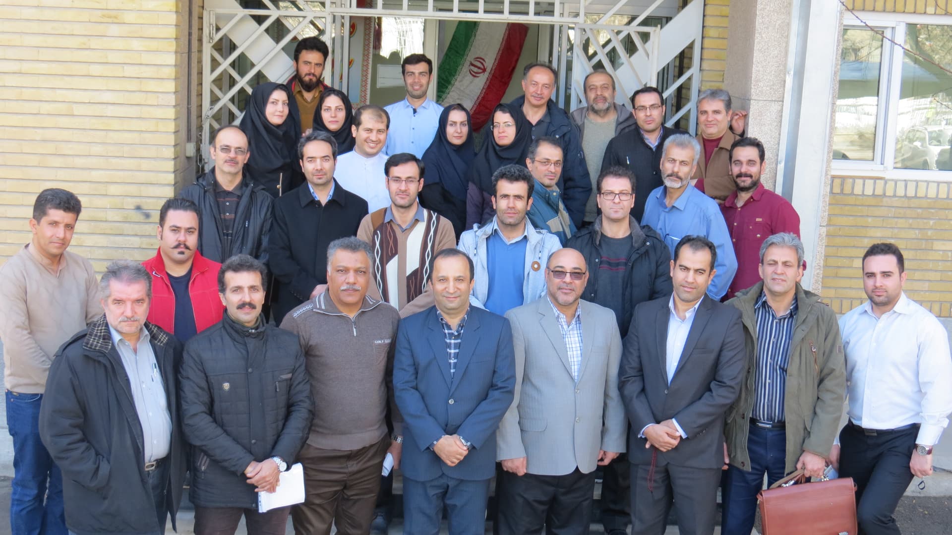 مهندس غفار تبریزی از ایثارگران و خانواده شهدا شاغل در این اداره کل تقدیر کرد مهندس غفار تبریزی از ایثارگران و خانواده شهدا شاغل در این اداره کل تقدیر کرد