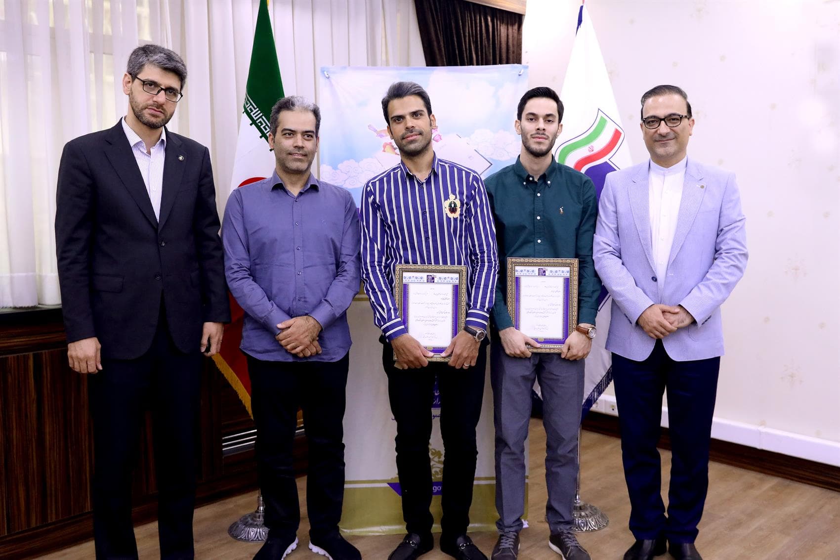 با حضور مهندس فتاحی از دو قاری مشهور فضای مجازی قدردانی شد با حضور مهندس فتاحی از دو قاری مشهور فضای مجازی قدردانی شد