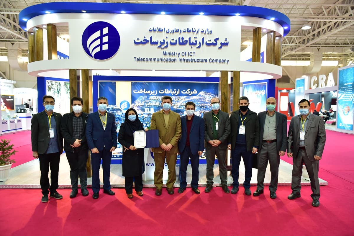 قدردانی مدیرکل دفتر مدیرعامل ،روابط عمومی و امور بین الملل از عوامل اجرایی غرفه شرکت قدردانی مدیرکل دفتر مدیرعامل ،روابط عمومی و امور بین الملل از عوامل اجرایی غرفه شرکت