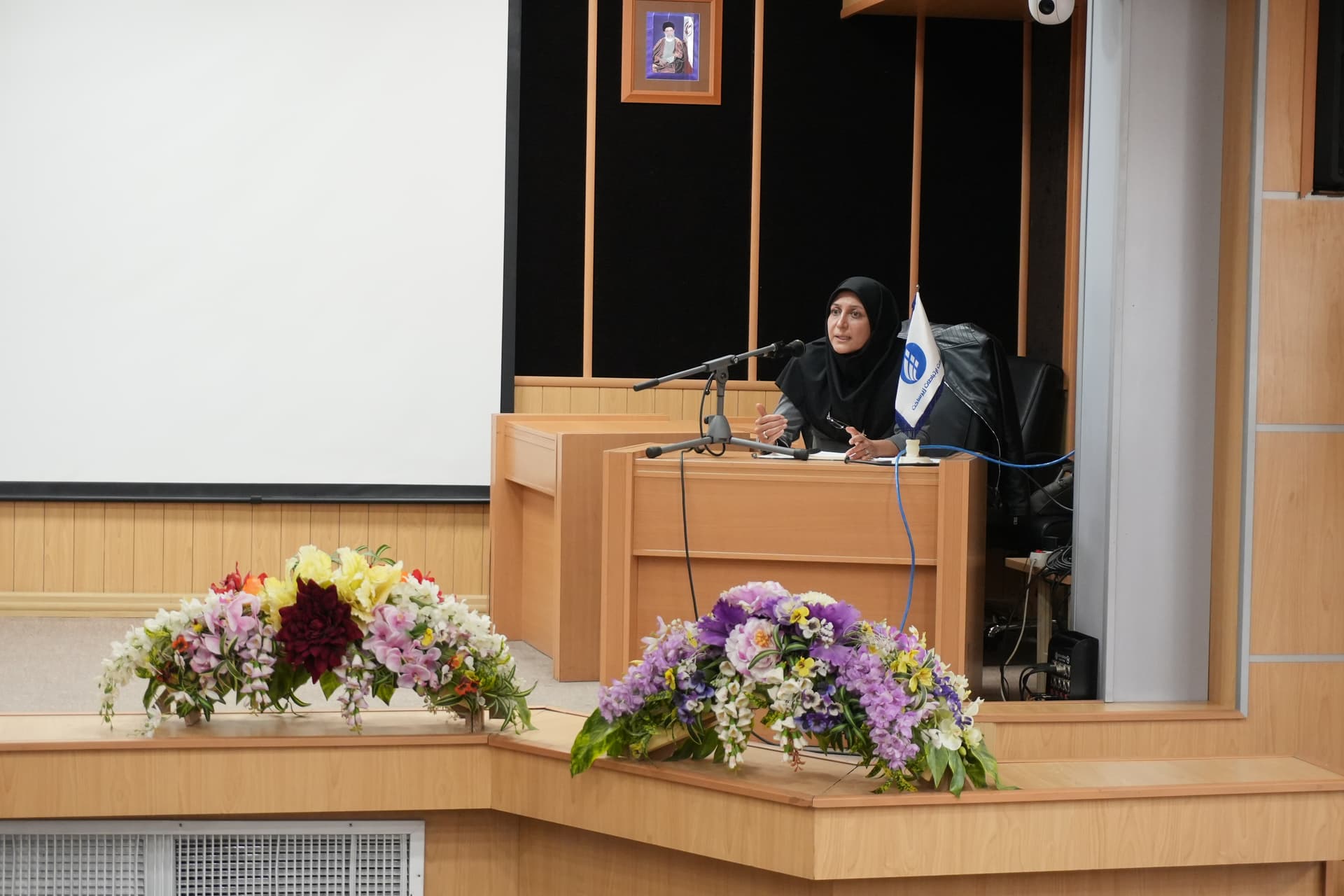 در سازمانی که کار می کنیم کارشناس باشیم نه کارمند در سازمانی که کار می کنیم کارشناس باشیم نه کارمند
