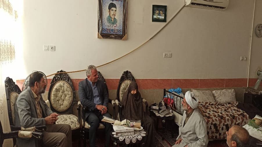 تقدیر از خانواده شهدا در زیرساخت استان قم تقدیر از خانواده شهدا در زیرساخت استان قم